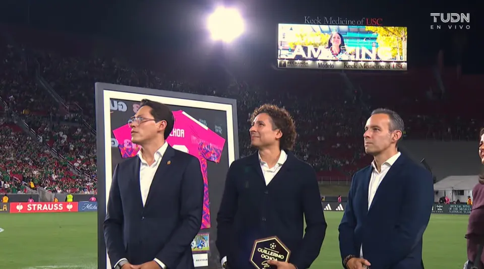 Guillermo Ochoa siendo homenajeado antes del México contra Chile | CAPTURA DE PANTALLA