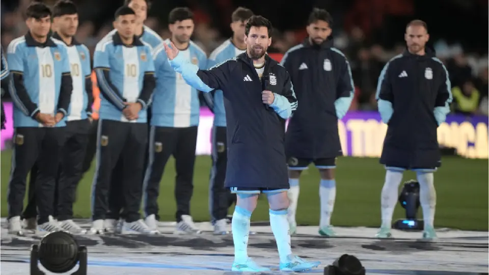 Lionel Messi dedicando palabras de despedida tras el juego amistoso ante Benín | AP