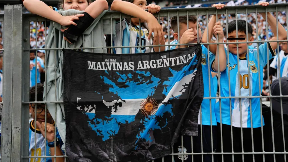 Pancarta de las Malvinas en el homenaje de Lionel Messi | AP