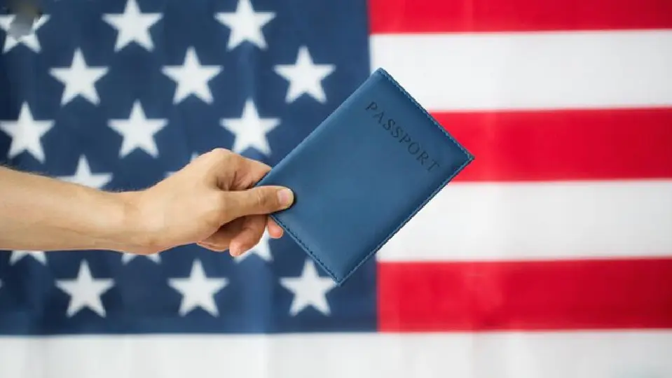 No existe una edad específica que por sí sola garantice que una visa será aprobada o rechazada / Especial