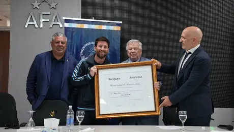 Lionel Messi recibe un histórico homenaje horas antes de su adiós a la Selección Argentina
