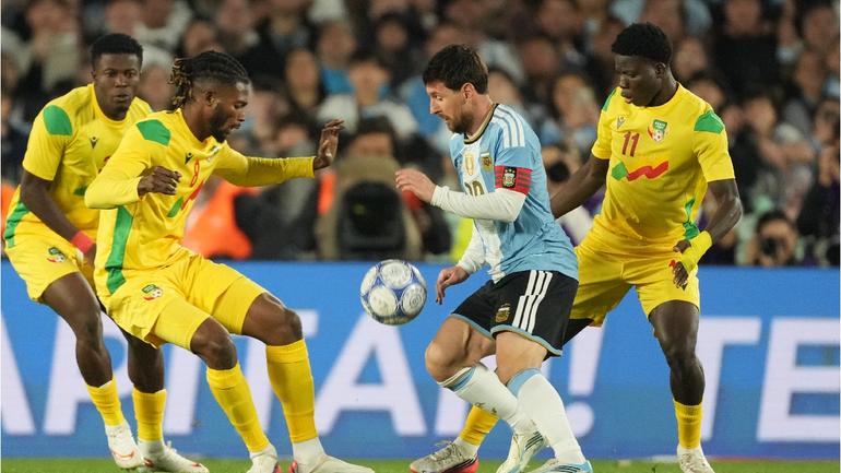 Lionel Messi enfrentando a jugadores de Benín en un amistoso de Argentina | AP
