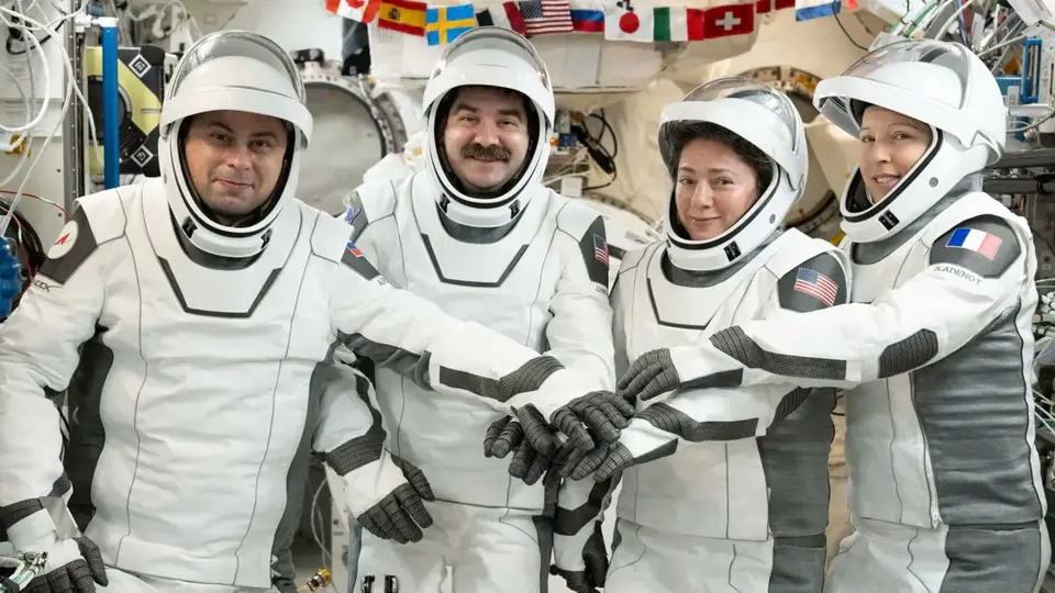 Cuatro tripulantes viajan a bordo de la cápsula Dragon rumbo a la Tierra / NASA