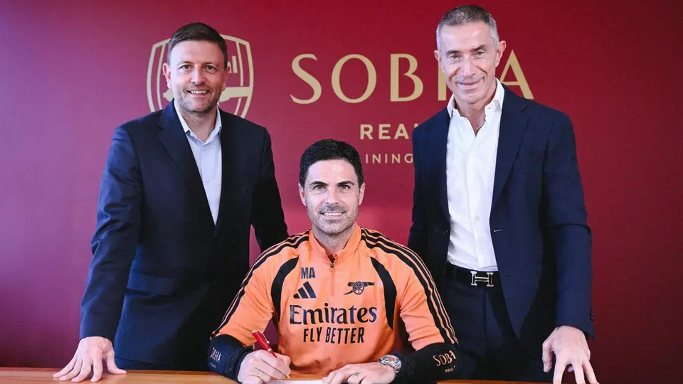 Mikel Arteta con la directiva de Arsenal tras renovar su contrato | X: @Arsenal