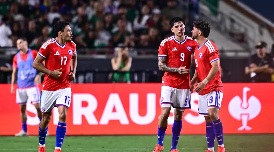 Jugadores de Chile festejan el 1 a 0 ante México | MEXSPOST