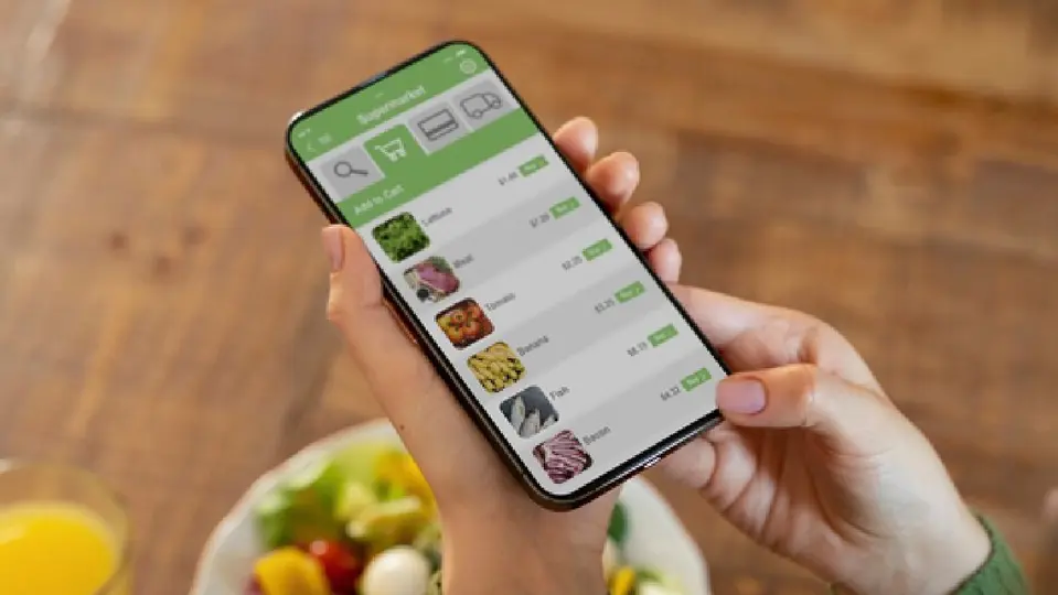 Pedir la cena o la comida desde el celular se ha convertido en una alternativa cómoda / Magnific