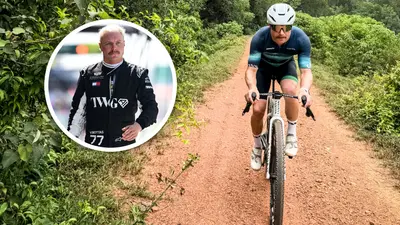 Valtteri Bottas cruza en bicicleta 350 kilómetros rumbo al Gran Premio de Singapur