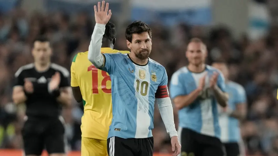 VIDEO: Argentina detiene el partido ante Benín para despedir a Messi en el minuto 10