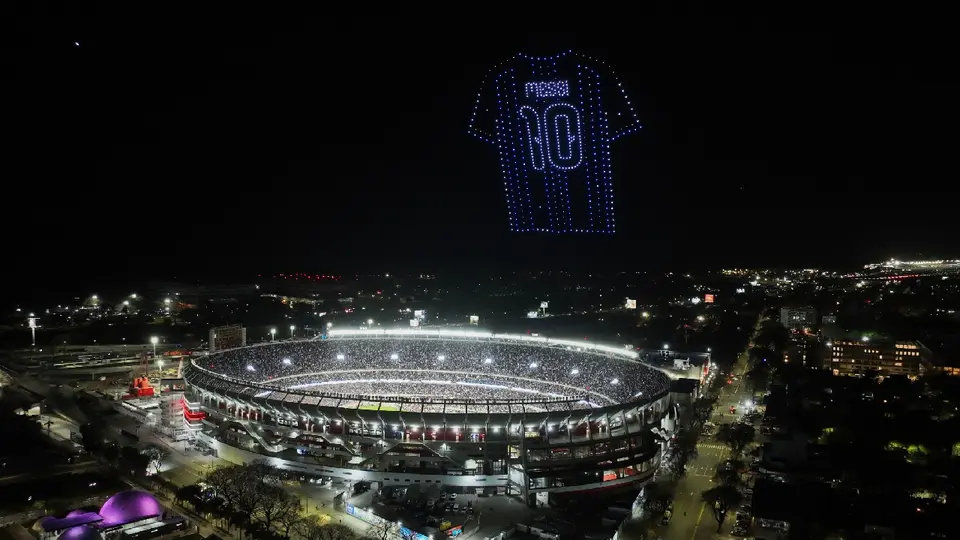 Espectáculo de Drones para el homenaje a Leo Messi recreando el jersey del 10| AP