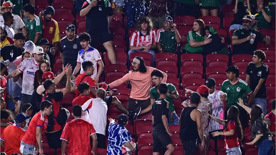 Aficionados de Chile y México en una pelea tras el juego amistoso | MEXSPORT