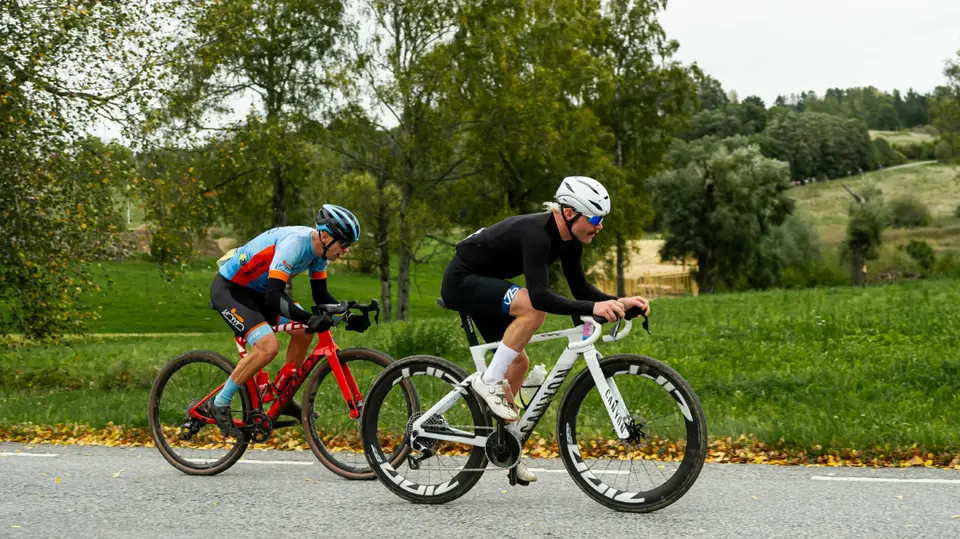 Valtteri Bottas hace esta aventura en bicicleta al lado de su esposa | IG valtteribottas