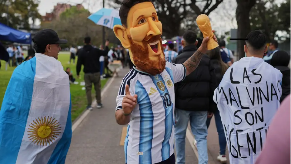 Aficionado de Argentina con el cartel de las Malvinas previo al homenaje a Messi | AP