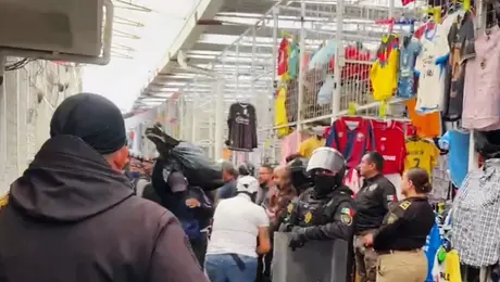 VIDEO: Operativo en Tepito contra mercancía ‘pirata’; aseguran jerseys y prendas textiles
