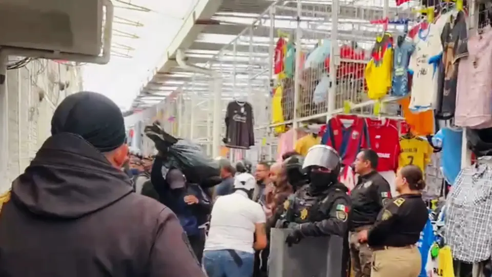 VIDEO: Operativo en Tepito contra mercancía ‘pirata’; aseguran jerseys y prendas textiles