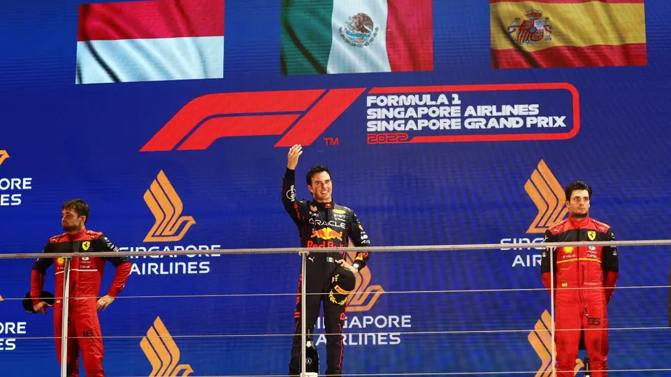 Checo Pérez con los Ferrari en el podio del Gran Premio de Singapur 2022 | RED BULL