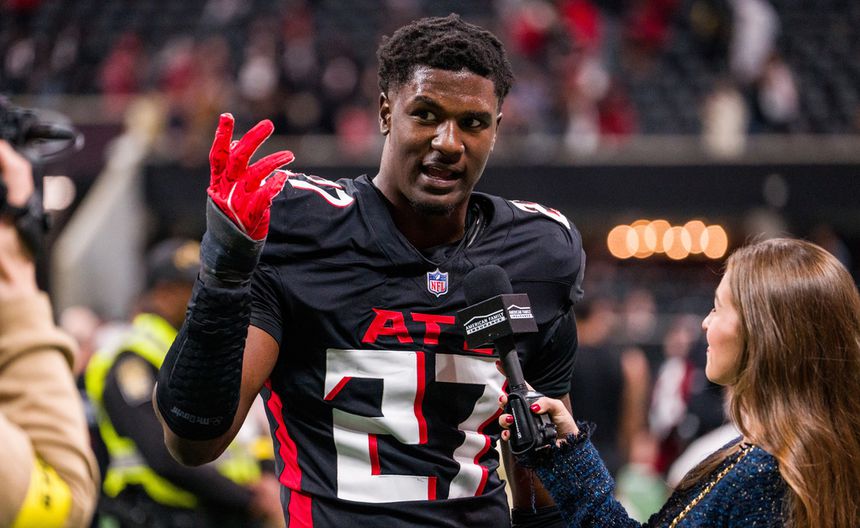 James Pearce Jr. atiende una entrevista luego del partido entre los Atlanta Falcons y los New Orleans Saints | AP
