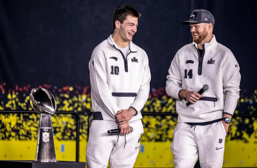 Drake Maye y Sam Darnold, juegan su primer Super Bowl. | AP