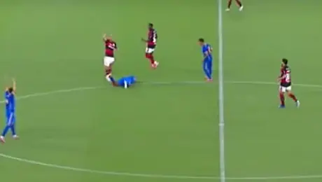 Tensión en el Maracaná: un jugador sufre una convulsión en pleno partido