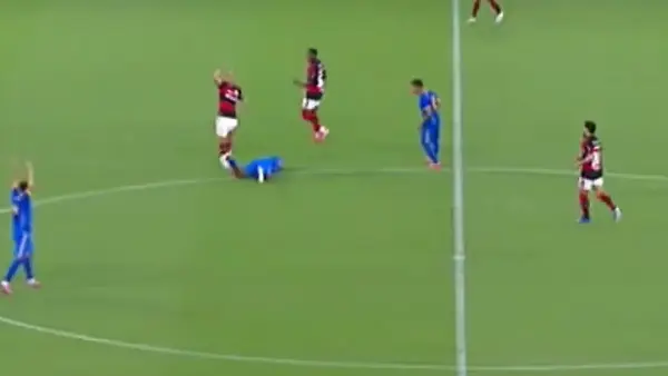 Tensión en el Maracaná: un jugador sufre una convulsión en pleno partido