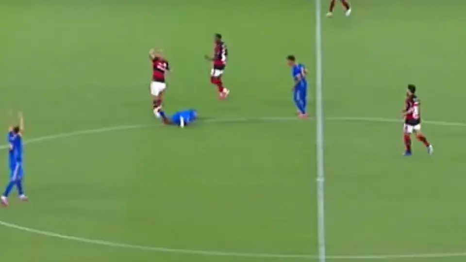 Tensión en el Maracaná: un jugador sufre una convulsión en pleno partido
