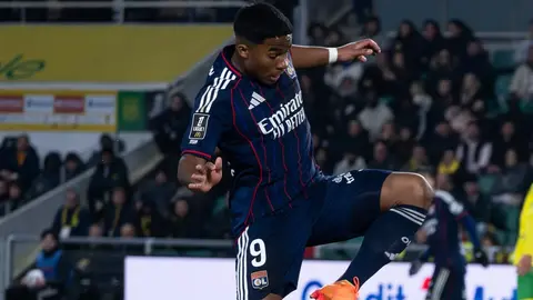 Endrick corta su racha goleadora tras ver la roja en el triunfo del Lyon en la Ligue 1