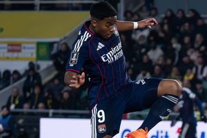 Endrick corta su racha goleadora tras ver la roja en el triunfo del Lyon en la Ligue 1