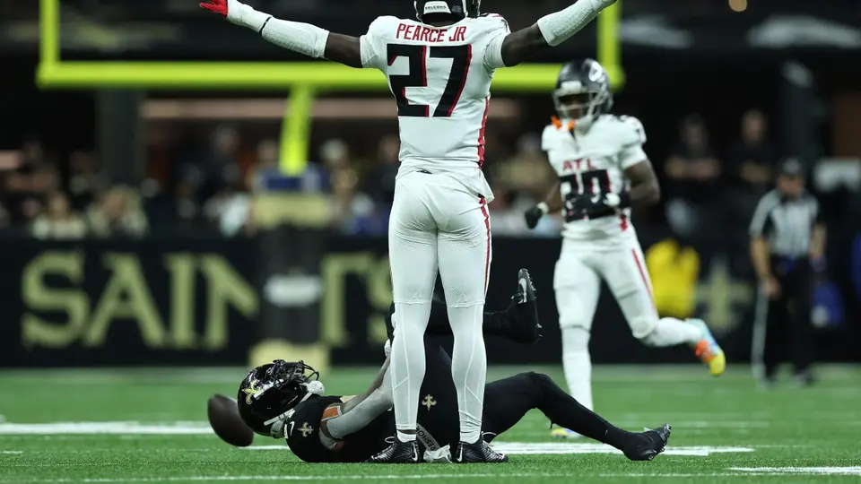 James Pearce Jr. celebra tras evitar un pase en el cuarto cuarto ante los New Orleans Saints | AFP