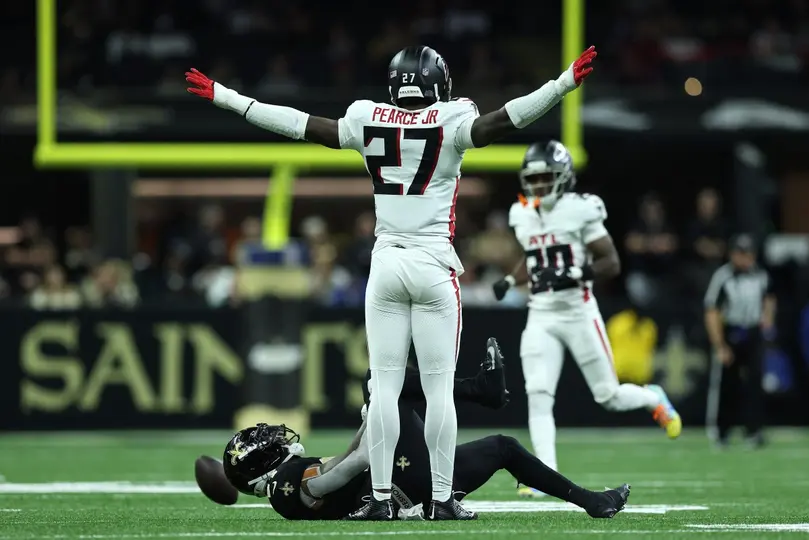 James Pearce Jr. celebra tras evitar un pase en el cuarto cuarto ante los New Orleans Saints | AFP