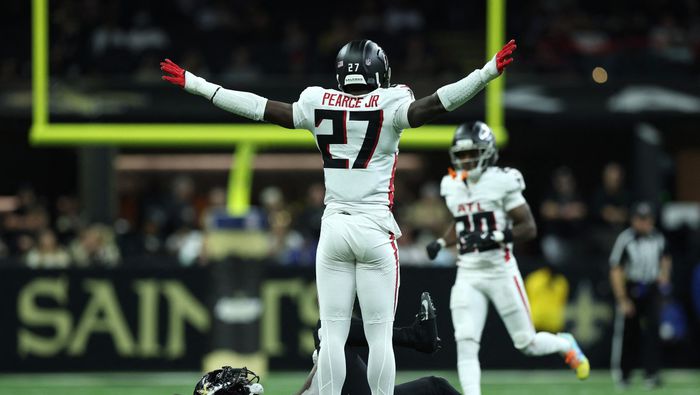 James Pearce Jr. celebra tras evitar un pase en el cuarto cuarto ante los New Orleans Saints | AFP