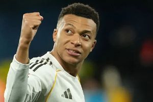 ¿Ya son novios? Así fueron captados Mbappé y Ester Expósito llegando a Madrid tras vacaciones en París