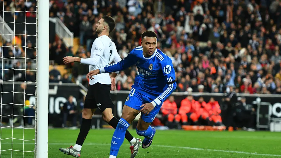 Mbappé ante Valencia  l AP