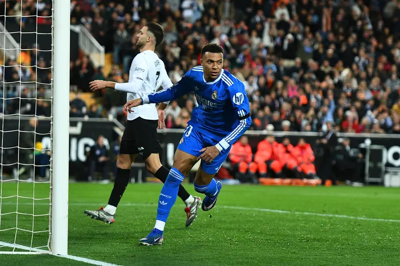 Mbappé ante Valencia  l AP
