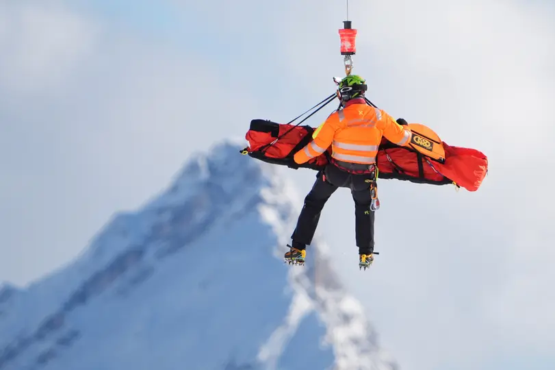 Lindsey Vonn es evacuada tras sufrir una caída en la prueba de descenso femenino en los Juegos Olímpicos de Milan Cortina 2026 | AP