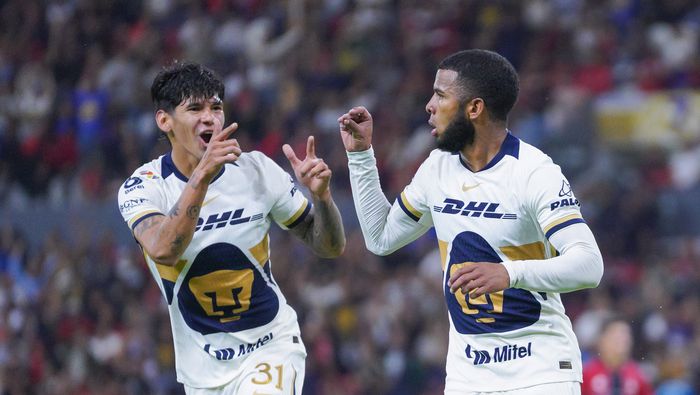 Robert Morales y Pedro Vite festejan el primer gol del partido ante Atlas | IMAGO 7