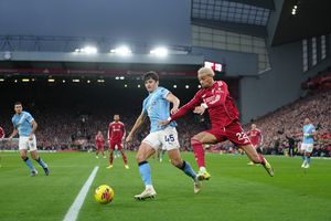 Abdukodir Khusanov disputa el balón contra Hugo Ekitike en el partido entre Manchester City y Liverpool en la Premier League | AP