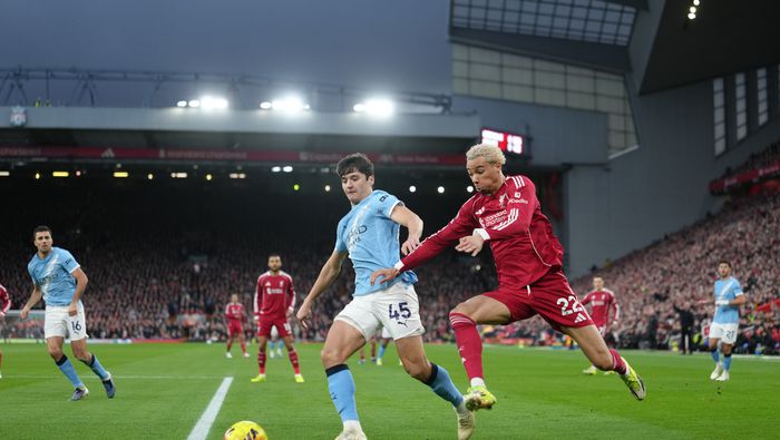Abdukodir Khusanov disputa el balón contra Hugo Ekitike en el partido entre Manchester City y Liverpool en la Premier League | AP
