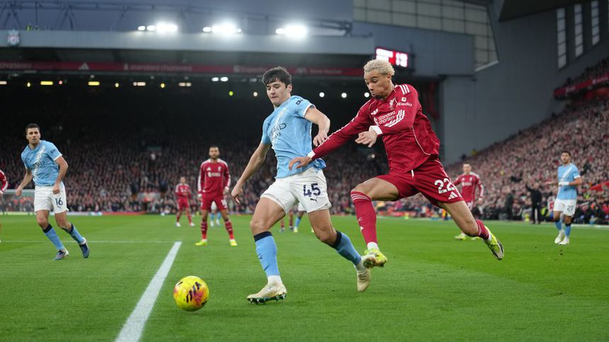 Abdukodir Khusanov disputa el balón contra Hugo Ekitike en el partido entre Manchester City y Liverpool en la Premier League | AP