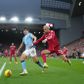Abdukodir Khusanov disputa el balón contra Hugo Ekitike en el partido entre Manchester City y Liverpool en la Premier League | AP