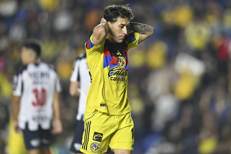 Alejandro Zendejas se lamenta | IMAGO7