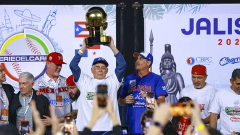 Charros de Jalisco con el trofeo de la Serie del Caribe 2026 I MEXSPORT