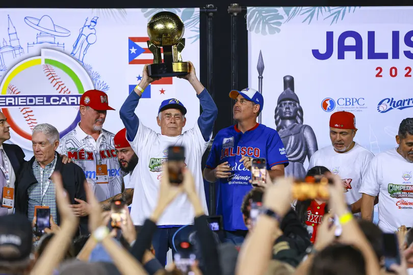 Charros de Jalisco con el trofeo de la Serie del Caribe 2026 I MEXSPORT