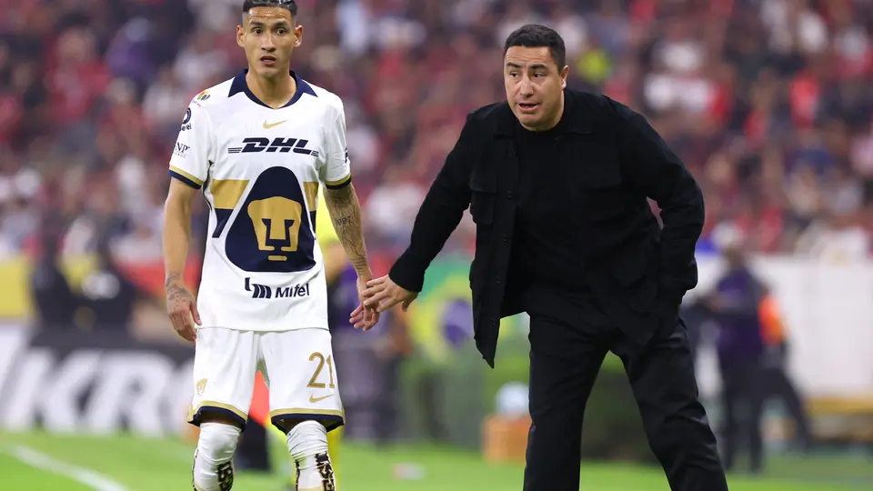 Juárez dándole indicaciones a Uriel Antuna | Imago7