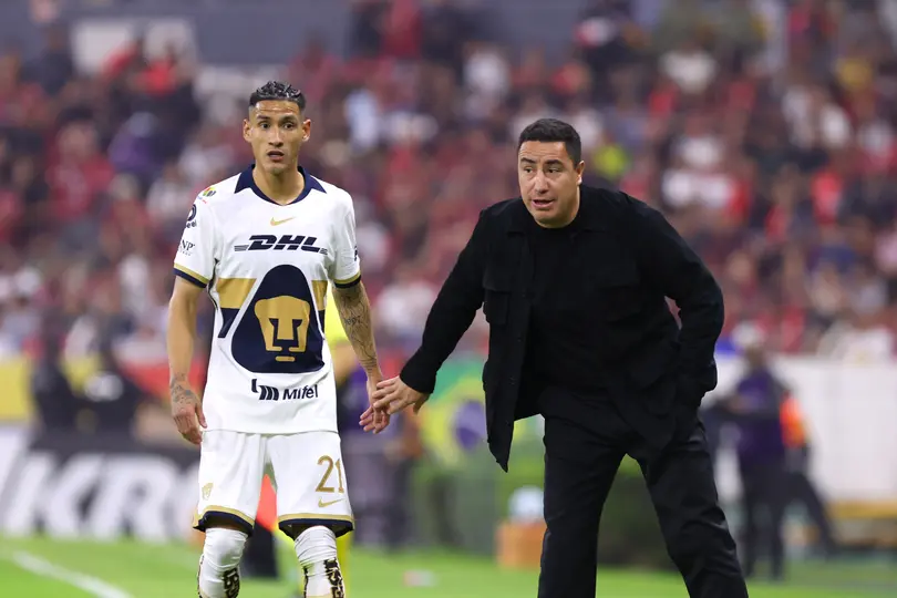 Juárez dándole indicaciones a Uriel Antuna | Imago7