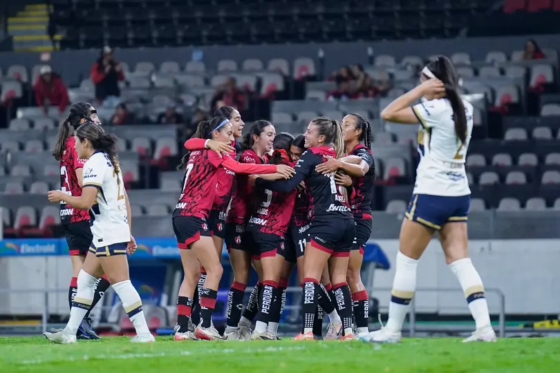 Jugadoras de Pumas en lamento tras la derrota por goleada 4-1 frente a Atlas en la Jornada 7 del Clausura 2026 | IMAGO 7