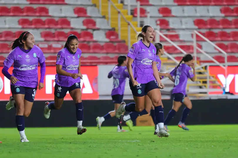 Jugadoras de Chivas en celebración de gol tras la victoria 0-2 contra Necaxa | IMAGO 7