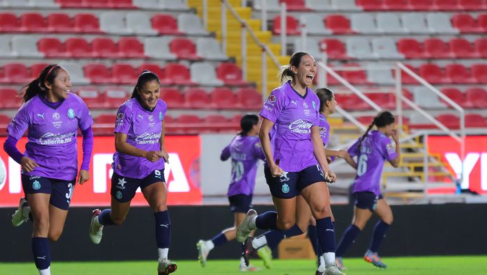 Jugadoras de Chivas en celebración de gol tras la victoria 0-2 contra Necaxa | IMAGO 7