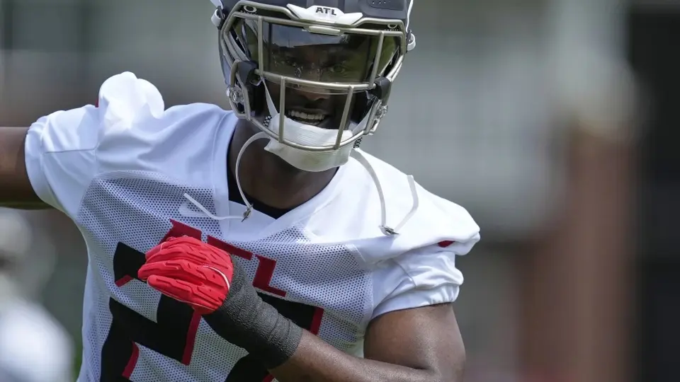 James Pearce Jr. durante el campamento de los Atlanta Falcons en 2025 | AP