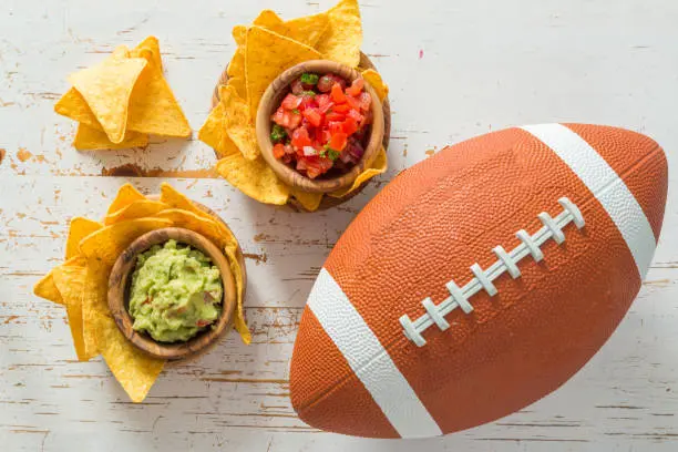 Ensaladas, botanas rellenas y opciones dulces con aguacate forman parte del menú ideal para disfrutar el partido./ Pixabay