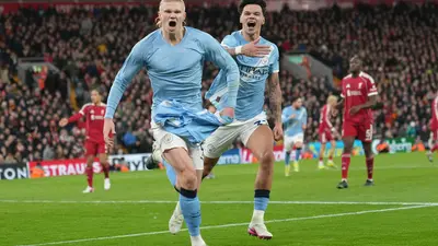 Con penal de Erling Haaland, Manchester City remontó ante Liverpool en la Premier League