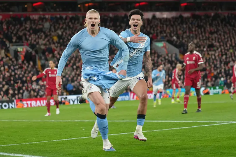 Haaland celebra tras el penal que le dio la remontada a Manchester City en su visita a Liverpool en la Premier League | AP